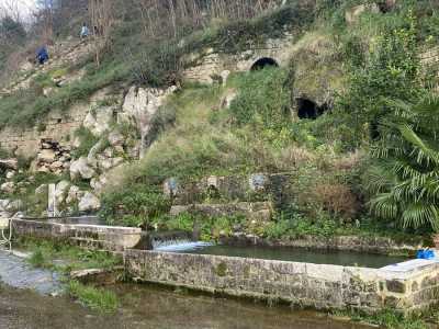 Il lavatoio pi� antico lo troviamo a solo un centinaio di metri dal centro urbano: si chiama �Peschiera� ed � uno dei due ancora utilizzati  